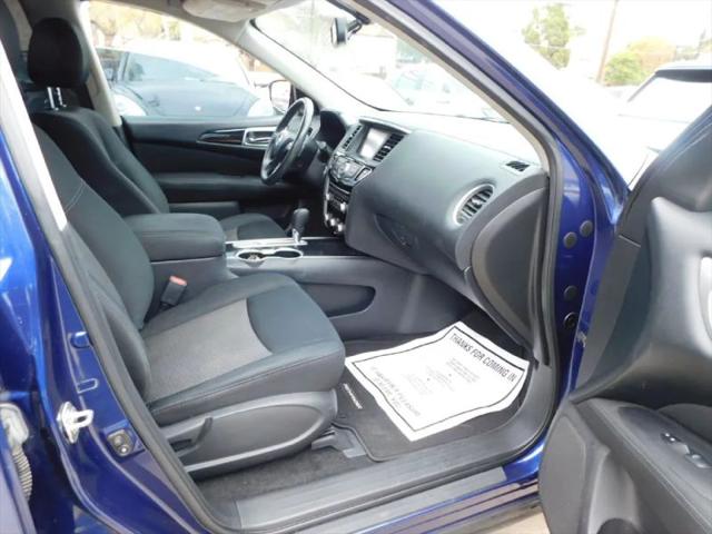 2017 Nissan Pathfinder SV