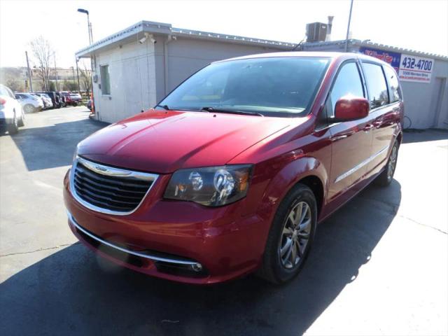 2016 Chrysler Town & Country S