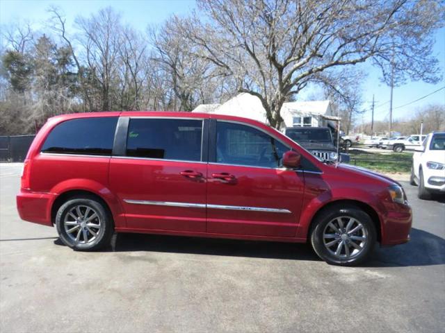 2016 Chrysler Town & Country S