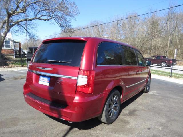 2016 Chrysler Town & Country S