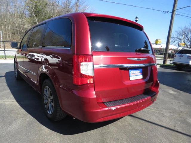 2016 Chrysler Town & Country S