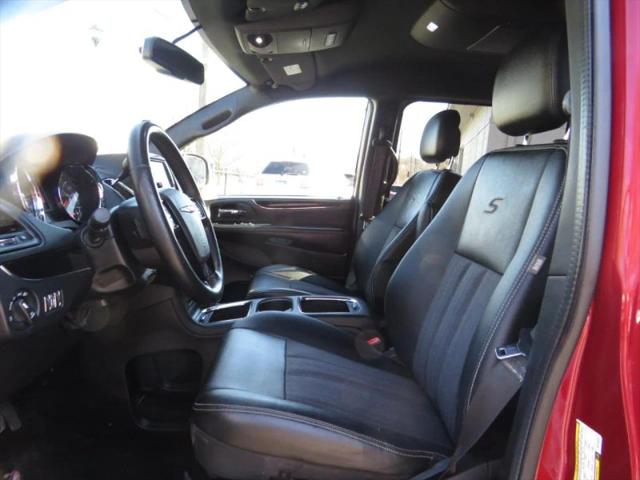 2016 Chrysler Town & Country S