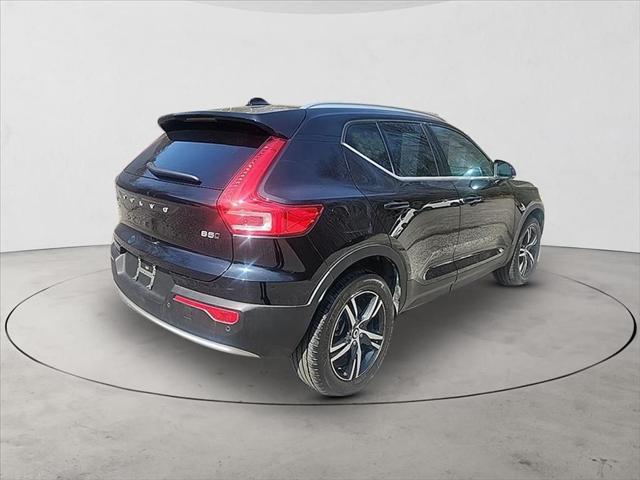 2025 Volvo XC40 B5 Core Bright Theme