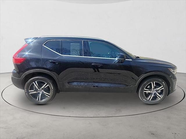 2025 Volvo XC40 B5 Core Bright Theme