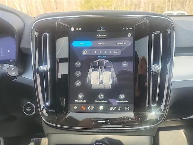 2025 Volvo XC40 B5 Core Bright Theme
