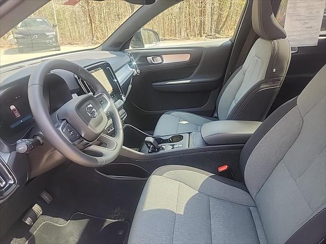 2025 Volvo XC40 B5 Core Bright Theme