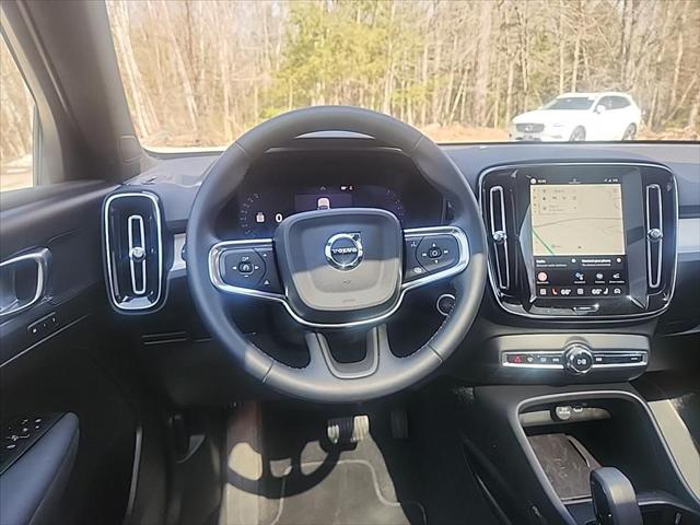 2025 Volvo XC40 B5 Core Bright Theme