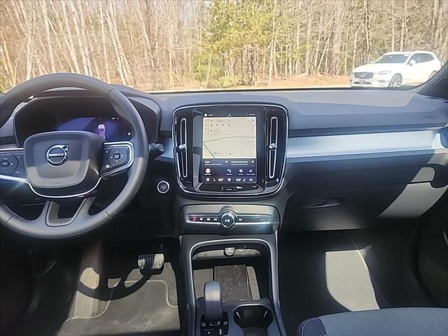 2025 Volvo XC40 B5 Core Bright Theme