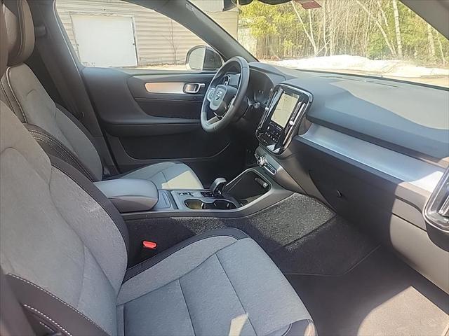 2025 Volvo XC40 B5 Core Bright Theme
