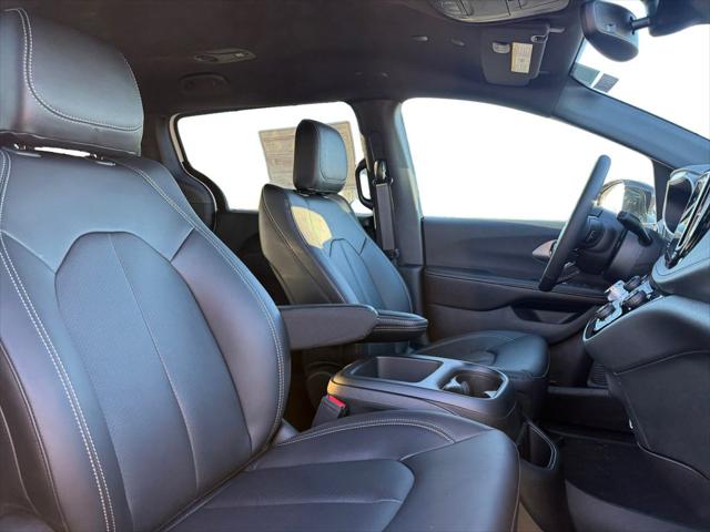 2026 Chrysler Pacifica Select AWD