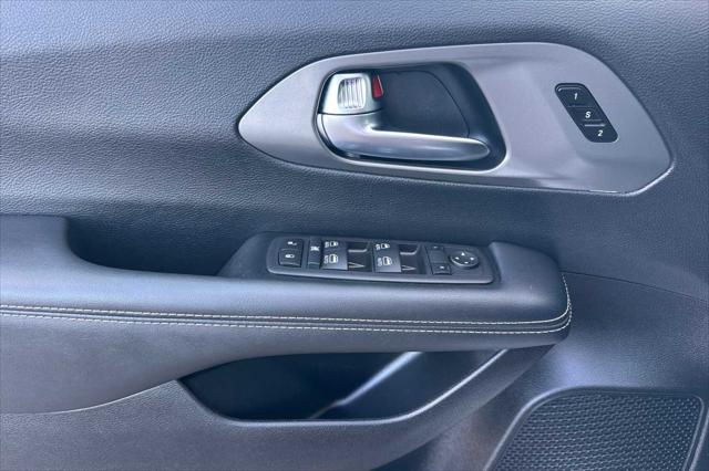 2025 Chrysler Pacifica Select