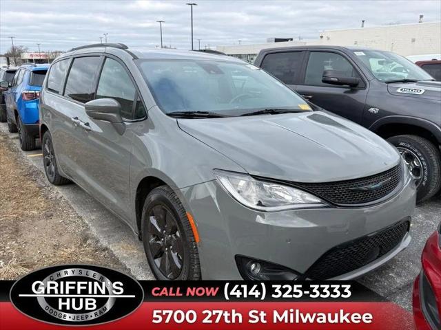 2020 Chrysler Pacifica Hybrid Limited for sale in Milwaukee, WI