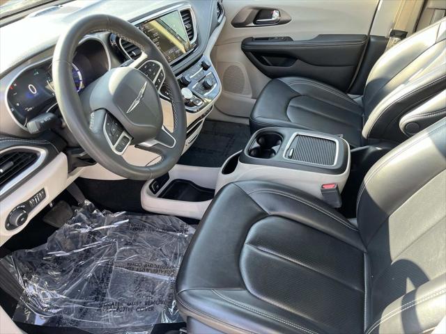 2024 Chrysler Pacifica Hybrid Select