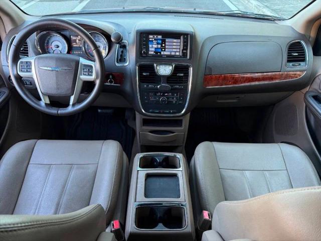 2016 Chrysler Town & Country Touring