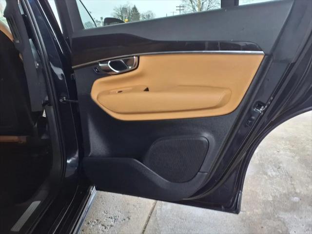 2017 Volvo XC90 T6 Momentum