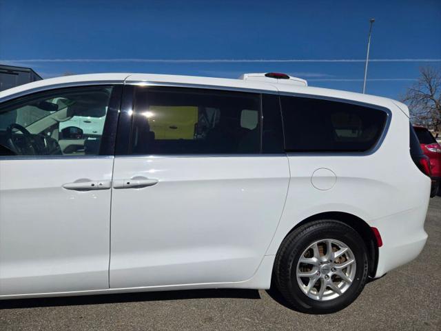 2022 Chrysler Voyager LX