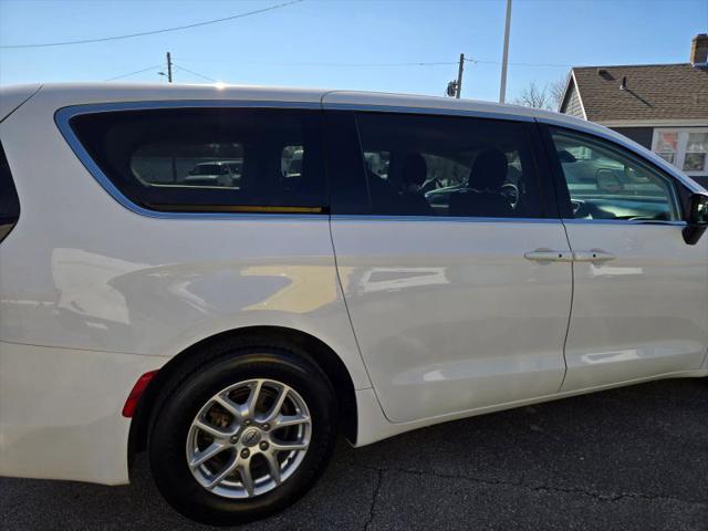 2022 Chrysler Voyager LX