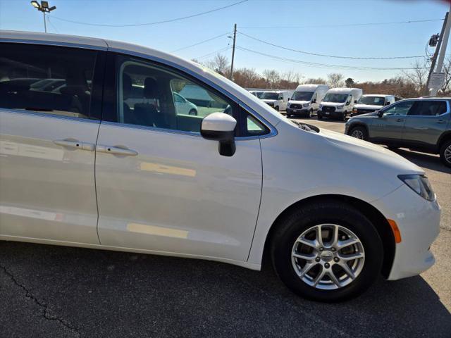 2022 Chrysler Voyager LX
