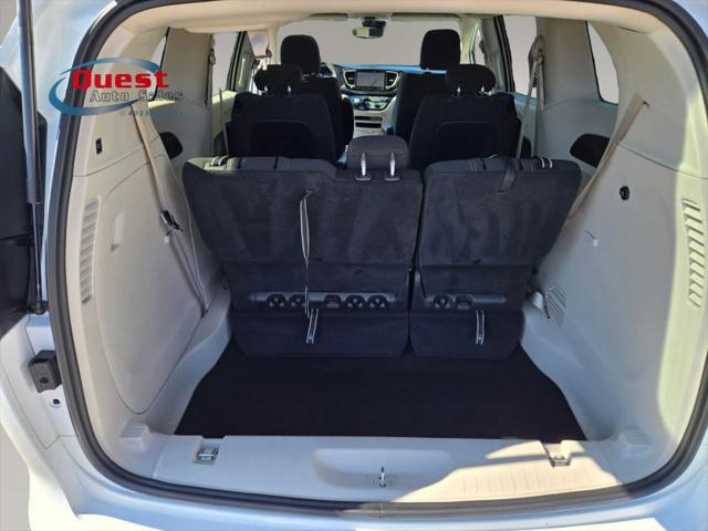 2022 Chrysler Voyager LX