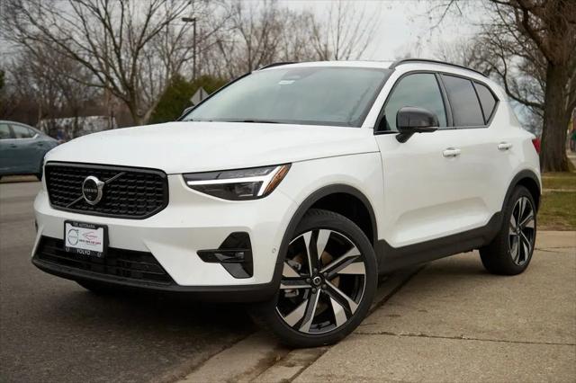 2026 Volvo XC40 Plus, B5 AWD Gas (mild hybrid), Dark