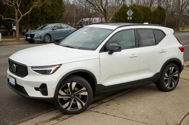 2026 Volvo XC40 Plus, B5 AWD Gas (mild hybrid), Dark