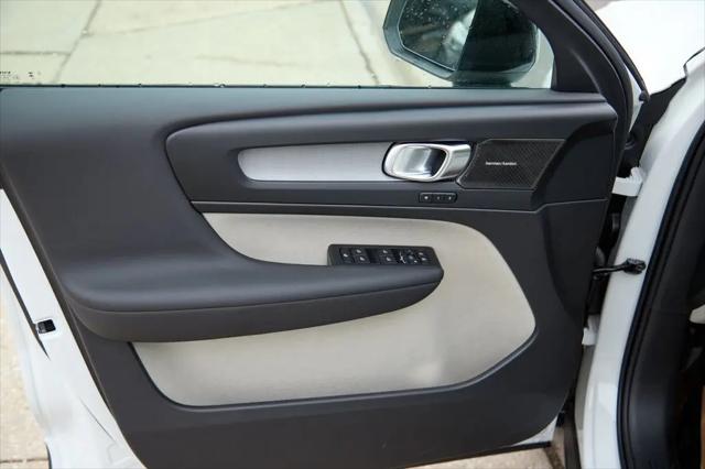2026 Volvo XC40 Plus, B5 AWD Gas (mild hybrid), Dark