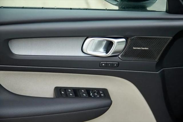 2026 Volvo XC40 Plus, B5 AWD Gas (mild hybrid), Dark
