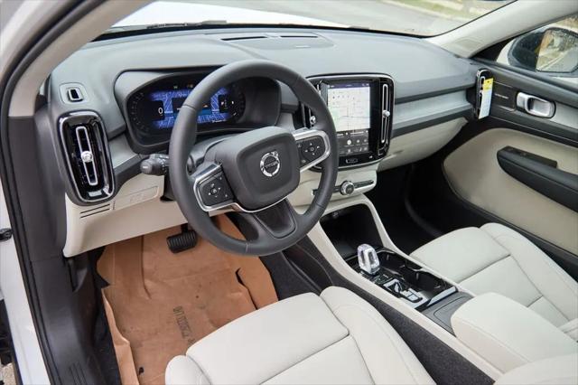 2026 Volvo XC40 Plus, B5 AWD Gas (mild hybrid), Dark
