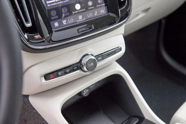 2026 Volvo XC40 Plus, B5 AWD Gas (mild hybrid), Dark