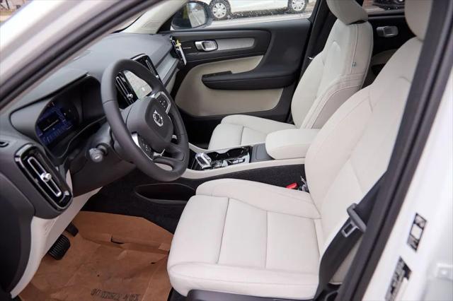 2026 Volvo XC40 Plus, B5 AWD Gas (mild hybrid), Dark