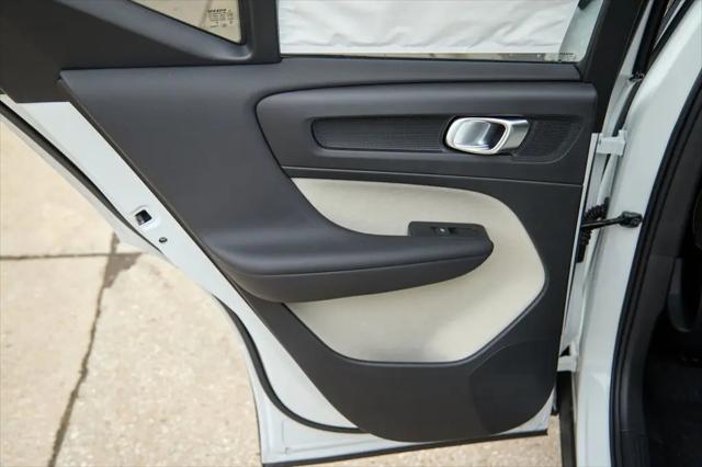 2026 Volvo XC40 Plus, B5 AWD Gas (mild hybrid), Dark