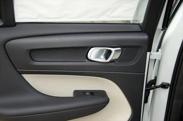 2026 Volvo XC40 Plus, B5 AWD Gas (mild hybrid), Dark