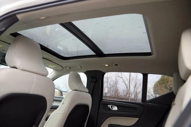 2026 Volvo XC40 Plus, B5 AWD Gas (mild hybrid), Dark