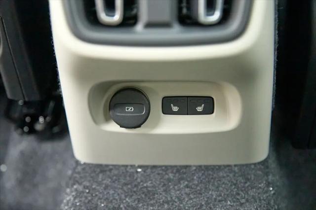 2026 Volvo XC40 Plus, B5 AWD Gas (mild hybrid), Dark