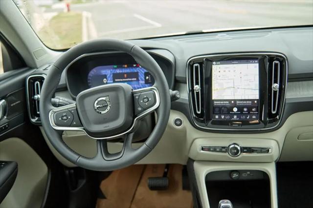 2026 Volvo XC40 Plus, B5 AWD Gas (mild hybrid), Dark
