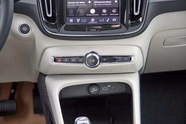 2026 Volvo XC40 Plus, B5 AWD Gas (mild hybrid), Dark