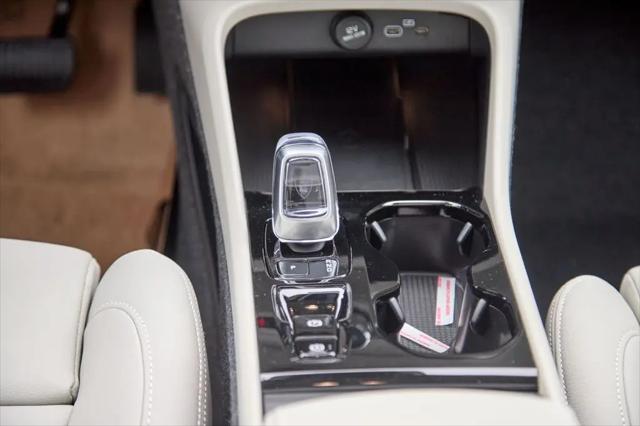 2026 Volvo XC40 Plus, B5 AWD Gas (mild hybrid), Dark
