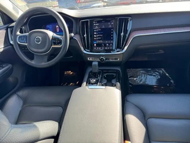 2024 Volvo S60 Recharge T8 Plus Dark Theme