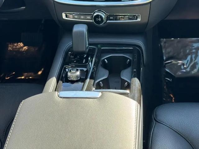 2024 Volvo S60 Recharge T8 Plus Dark Theme