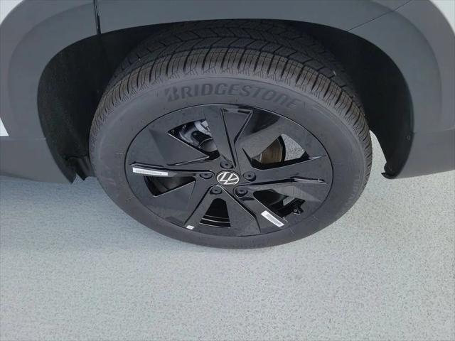 2026 Volkswagen Taos SE Black