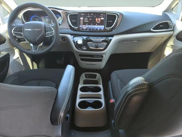 2024 Chrysler Voyager LX