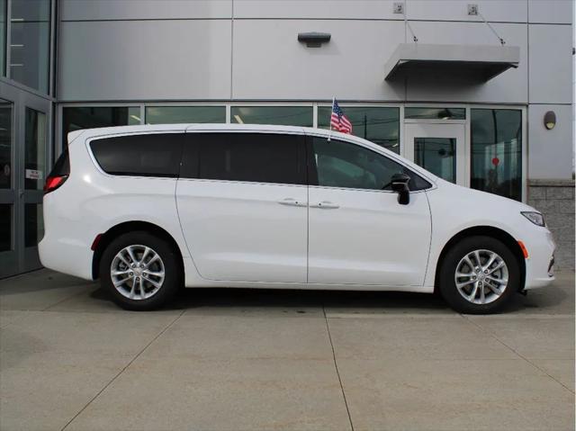 2026 Chrysler Pacifica Select AWD
