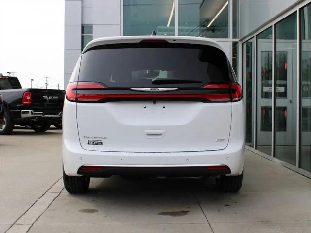 2026 Chrysler Pacifica Select AWD