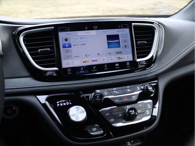 2026 Chrysler Pacifica Select AWD