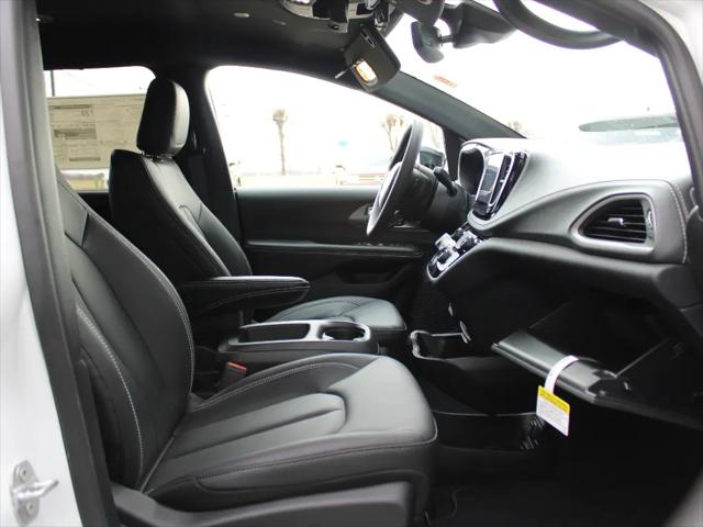 2026 Chrysler Pacifica Select AWD