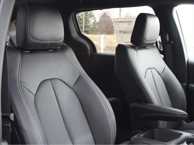 2026 Chrysler Pacifica Select AWD