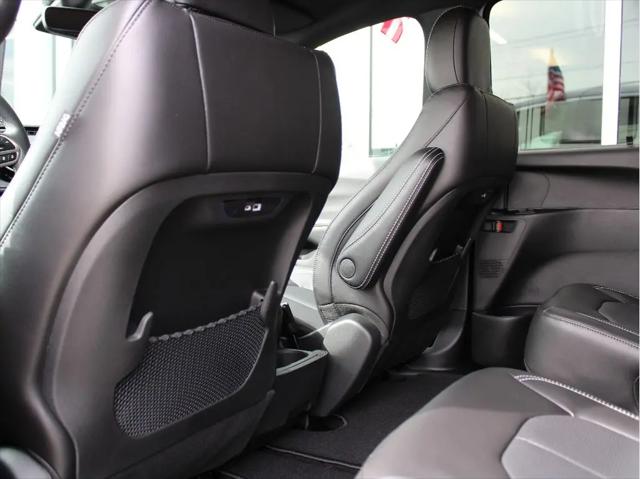 2026 Chrysler Pacifica Select AWD