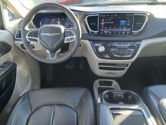 2024 Chrysler Pacifica Hybrid Select