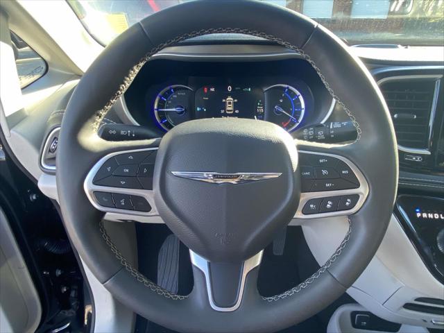 2024 Chrysler Pacifica Hybrid Select