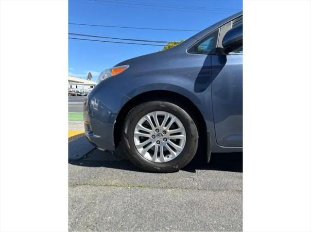 2017 Toyota Sienna XLE 8 Passenger